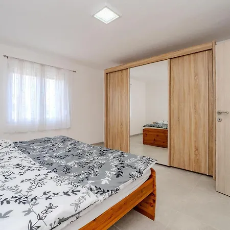 Holiday home Beautiful In Karin With Heated Swimming Pool Nadin
