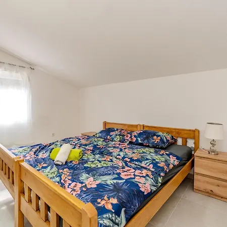 Casa de Férias Beautiful In Karin With Heated Swimming Pool *
